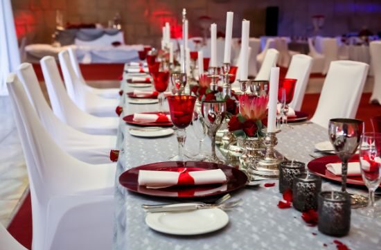 15 Christmas Party Tableware Themes for 2023